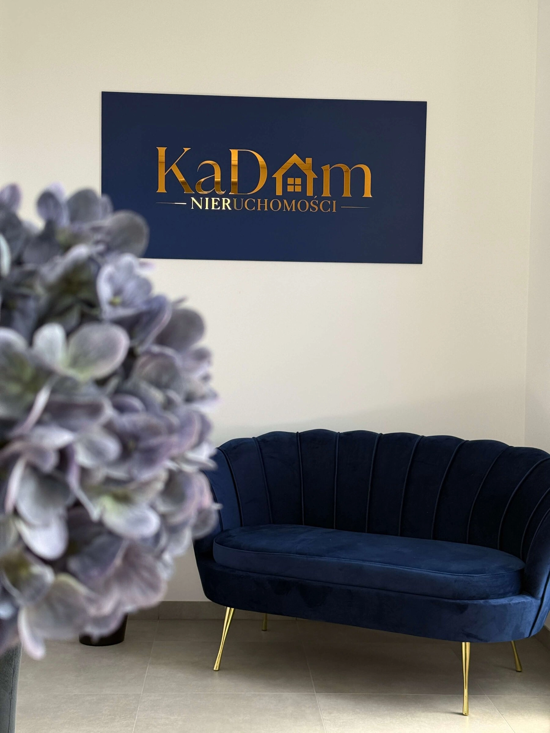 Biuro KaDam — logotyp w recepcji
